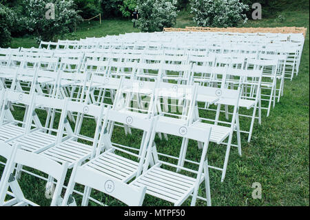 Chaises mariage dans un parc Banque D'Images