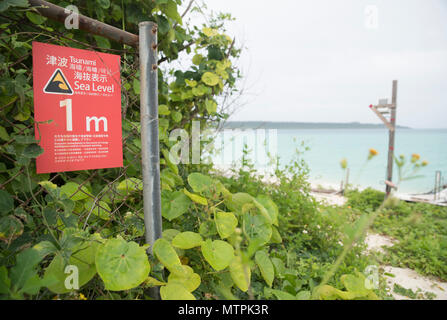 Panneaux d'avertissement du tsunami sur la plage de Sunayama, Miyako, Okianwa, Japon Banque D'Images