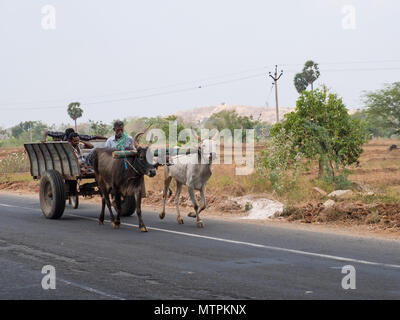 Sivaganga, Inde - le 11 mars 2018 : charrette et les passagers sur le déménagement au Tamil Nadu. Ces véhicules sont une vue commune sur l'état des routes rurales Banque D'Images