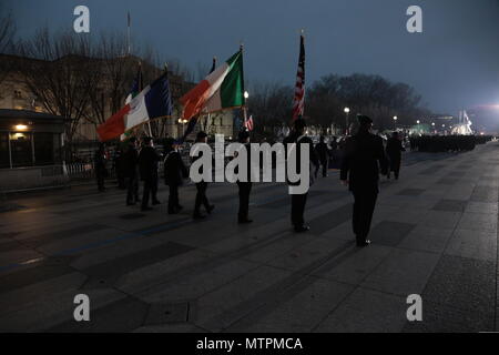 Lors de la 58e inauguration présidentielle à Washington, D.C. des milliers de militaires remplissant des fonctions cérémonielles défilent le long de Pennsylvania Avenue. Les unités comprenaient des membres de service actif, de réserve et de la Garde nationale de toutes les branches des forces armées américaines, avec le 3rd U.S. Infantry Regiment effectuant la garde d'honneur et des formations de marche. La coordination de la sécurité et de la logistique a impliqué plusieurs agences fédérales, assurant le bon déroulement des événements inauguraux entourant la Maison Blanche et le Capitole des États-Unis. Banque D'Images