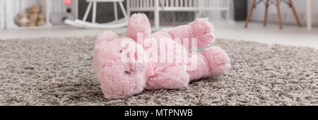 Vue panoramique près d'un ours en peluche rose se trouvant sur le plancher d'une chambre de bébé Banque D'Images