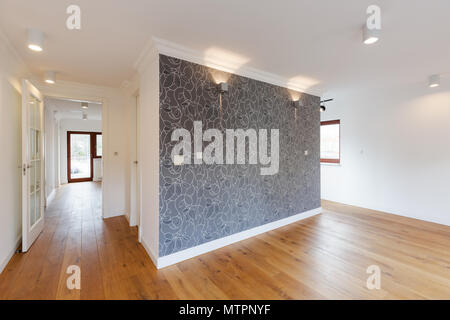 Couloir spacieux dans villa moderne avec parquet en bois et murs clairs Banque D'Images