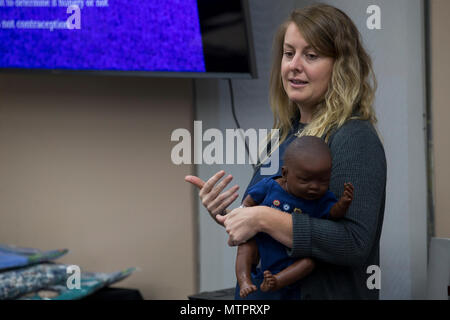 Amy Richbourg, infirmière autorisée et Boot Camp, instructeur Bébé parle de correctement tenant un bébé à Baby Boot Camp sur Marine Corps Base Camp Pendleton, en Californie, le 21 mai 2018. Boot Camp bébé fournis futurs parents les outils de base et les informations nécessaires pour bien prendre soin de leur nouveau-né. (U.S. Marine Corps photo par Lance Cpl. Noah) Rudash Banque D'Images