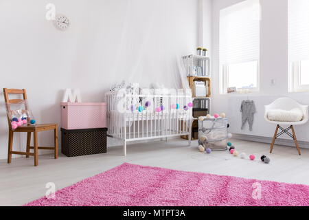 À jour de nouveau décor moderne spacieuse chambre de bébé avec berceau et jouets Banque D'Images