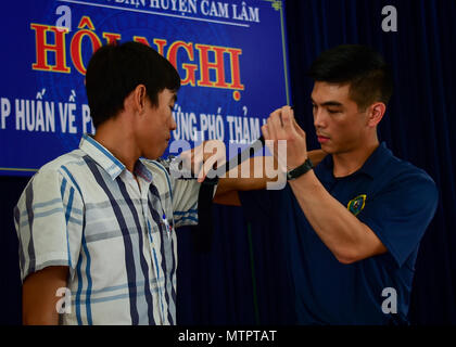 180522-N-QV906-0171 NHA TRANG, Vietnam (22 mai 2018) Joseph Hospitalman Delacruz, actuellement affectés à la commande de transport maritime militaire navire-hôpital USNS Mercy (T-AH-19), montre une application correcte des techniques d'un garrot au cours d'une aide humanitaire et secours en cas de colloque. La miséricorde est actuellement déployé à l'appui de Partenariat du Pacifique 2018 (PP18). PP18's mission est de travailler ensemble avec l'hôte et les pays partenaires à améliorer l'interopérabilité régionale et de capacités de réaction aux catastrophes, d'accroître la stabilité et la sécurité dans la région, et de favoriser de nouvelles amitiés et durable à travers le Banque D'Images