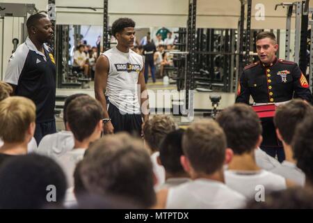 Le sergent David K. Randall, un recruteur de recrutement avec Phoenix, présente le prix à Semper Fi All-American Josiah Jacobs au Saguaro High School, Scottsdale, Arizona, AMay 21, 2018. Chaque All-American auront la possibilité d'inviter un mentor de leur choix de leur école, équipe de sport ou un organisme communautaire d'assister à l'événement avec eux. Banque D'Images