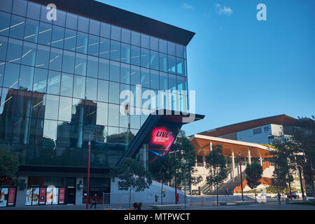 L'extérieur de l'International Convention Centre Theatre à Sydney avec les bâtiments d'en face se reflétant dans la vitre, Darling Harbour, NSW, Australie Banque D'Images