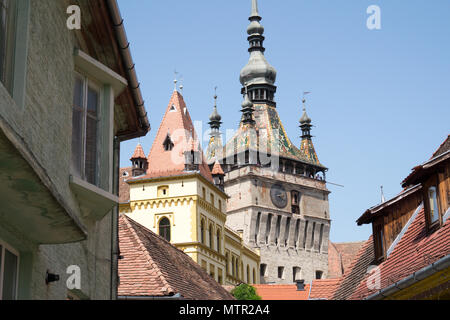 Scène de rue avec tour de l'horloge historique Transivania Roumanie Sighisoara. Banque D'Images