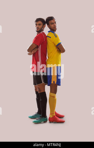 Joueurs de football masculin Standing together Banque D'Images