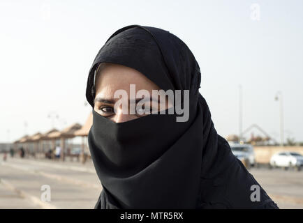 L'Arabie woman in hijab déclinée pour l'appareil photo Banque D'Images