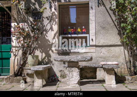 Le centre de l'Istrie, Croatie - bancs de pierre et de table en face d'une galerie d'art installé dans une ancienne résidence dans la ville médiévale de Grisignana Banque D'Images