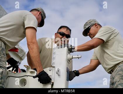 Le sergent-chef de l'Armée de l'air. Eric Martin (à gauche), Tech. Le Sgt. Kyle Kikuchi (centre) et le sergent. Joel Fernandez (à droite), un niveau de l'antenne de liaison descendante, de Clark Air Base, Philippines, le 15 janvier 2017. Martin, Kikuchi et Fernandez sont Eagle Vision Les membres de l'équipe qui sont déployés dans les Philippines à l'appui d'une Pacific Air Forces canadiennes mission d'échange d'experts en la matière. L'équipe travaillera avec les aviateurs philippins de partager comment l'imagerie satellitaire peut aider à améliorer l'aide humanitaire et les secours en cas de catastrophe politique dans la région Asie-Pacifique.(U.S. Air Force photo de Tech. Le Sgt. James Stewart/libérés) Banque D'Images