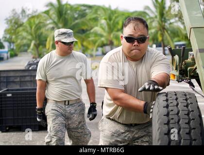 Le sergent de l'US Air Force. Joel Fernandez (à gauche) et Tech. Le Sgt. Kyle Kikuchi (droite) pousser un Chariot Mobile Systems CDK Set M1022A1 lors de la configuration de l'Eagle Vision site de travail, Clark Air Base, Philippines, le 15 janvier 2017. Fernandez et Kikuchi Eagle Vision sont membres de l'équipe qui sont déployés dans les Philippines à l'appui d'une Pacific Air Forces canadiennes mission d'échange d'experts en la matière. L'équipe travaillera avec les aviateurs philippins de partager comment l'imagerie satellitaire peut aider à améliorer l'aide humanitaire et les secours en cas de catastrophe politique dans la région Asie-Pacifique. (U.S. Air Force photo de Tech. Le Sgt. James Stewart/Rel Banque D'Images