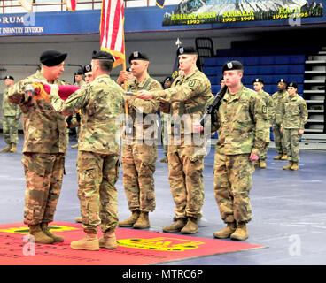 Le colonel Mark Faria, à gauche, et le lieutenant-colonel Edward Rowsey, droite, faites rouler les couleurs du 63e Bataillon de munitions (NEM) pour un dernier carter au cours d'une cérémonie à l'inactivation du complexe sportif Magrath le 19 janvier 2017. Le bataillon inactivée peu après son retour d'un déploiement en Afghanistan, où il a servi de groupe de travail EOD. Banque D'Images