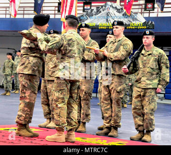 Le colonel Mark Faria, à gauche, et le lieutenant-colonel Edward Rowsey, droite, faites rouler les couleurs du 63e Bataillon de munitions (NEM) pour un dernier carter au cours d'une cérémonie à l'inactivation du complexe sportif Magrath le 19 janvier 2017. Le bataillon inactivée peu après son retour d'un déploiement en Afghanistan, où il a servi de groupe de travail EOD. Banque D'Images