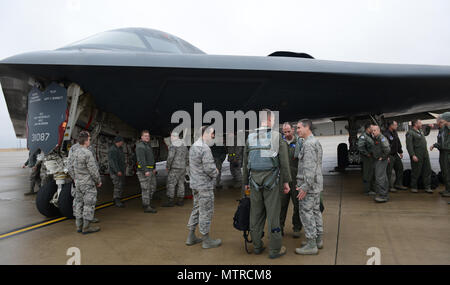 Le leadership de Whiteman Air Force Base, Mo., se félicite de la maison B-2 Spirit stealth bomber pilotes à Whiteman Air Force Base, Mo., janv. 19, 2017. Deux bombardiers furtifs B-2 Spirit est revenu après avoir volé environ 30 heures de sortie à l'appui des opérations près de Syrte, Libye. En collaboration avec le Gouvernement libyen de l'entente nationale, l'armée américaine a mené des frappes aériennes de précision, le 18 janvier 2017, détruisant deux camps Daesh à 45 kilomètres au sud-ouest de Syrte. (U.S. Photo de l'Armée de l'air par la Haute Airman Joel Pfiester) Banque D'Images