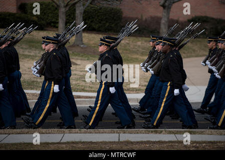 Des soldats du 3e Régiment d'infanterie américaine (la vieille garde) sur mars une pratique parade à Joint Base Myer-Henderson Hall, Virginia, le 19 janvier en prévision de la parade d'investiture présidentielle à Washington, D.C. Au cours de répétitions, des soldats de la réserve de l'armée américaine pratiqué avec les membres de la vieille garde, l'armée américaine de la bande de terrain, West Point et la D.C. de la Garde nationale, qui s'élevaient à quelque 500 membres et cadets. (U.S. Réserve de l'armée photo par le Sgt. Michel Sauret) Banque D'Images