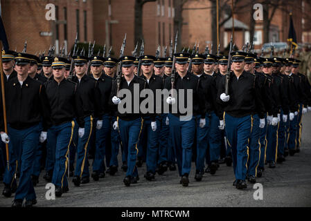 Des soldats du 3e Régiment d'infanterie américaine (la vieille garde) mars dans une pratique parade sur Joint Base Myer-Henderson Hall, Virginia, le 19 janvier en prévision de la parade d'investiture présidentielle à Washington, D.C. Au cours de répétitions, des soldats de la réserve de l'armée américaine pratiqué avec les membres de la vieille garde, l'armée américaine de la bande de terrain, West Point et la D.C. de la Garde nationale, qui s'élevaient à quelque 500 membres et cadets. (U.S. Réserve de l'armée photo par le Sgt. Michel Sauret) Banque D'Images