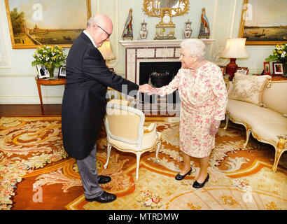 La reine Elizabeth II, serre la main avec l'Honorable George Brandis, le Haut Commissaire Australien au Royaume-Uni, au cours d'une audience privée au palais de Buckingham à Londres. Banque D'Images