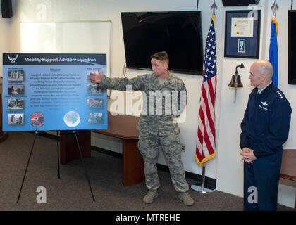 Le s.. Joe Dittmer, 571 e Escadron de Conseil d'aide à la mobilité, des mémoires Le Général Carlton D. Everhart II, commandant de l'Air Mobility Command, Scott Air Force Base, dans l'Illinois sur le récent déploiement, Janvier 19, à Travis Air Force Base, Californie Everhart's visite de quatre jours comprenait une visite de la 621e Escadre le Plan d'intervention ainsi que la 60e Escadre de la mobilité aérienne. (Photo/T.C. Perkins Jr.) Banque D'Images