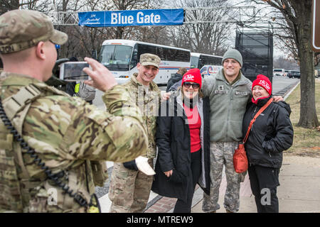 Le Sgt. Ryan Valence et Sgt. 1re classe Brandon Kennedy, les sapeurs de combat assignées à la 253e compagnie du génie, de la Garde nationale Maryland, posent pour une photo avec un membre de la fonction publique après avoir été remercié par un membre du public pour leur service, à Washington D.C., le 20 janvier 2017. Les soldats se tenaient à un point d'accès afin d'orienter les personnes à qui s'adresser l'entrée et à la sortie du festivités inaugurales, lors de la 58e Cérémonie d'investiture où Donald J. Trump est devenu le 45e président des États-Unis. 7 500 gardes nationaux de 44 États, les trois territoires et le District de col Banque D'Images