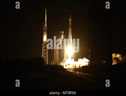L'US Air Force's troisième système infrarouge depuis l'espace terrestre géosynchrone lancements de satellites dans l'espace sur un United Launch Alliance Atlas V évolué Véhicule de lancement non récupérable à partir de l'espace complexe de lancement 41 à Cap Canaveral Air Force Station, en Floride, le 20 janvier 2017. Le programme SBIRS est géré par la Direction des systèmes de télédétection à la U.S. Air Force Space and Missile Systems Center à Los Angeles Air Force Base, en Californie. Lockheed Martin Space Systems Company, Sunnyvale, Californie, est le SBIRS entrepreneur principal, et Northrop Grumman Aerospace Systems, Azusa, en Californie, est le payer Banque D'Images