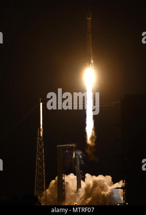 L'US Air Force's troisième système infrarouge depuis l'espace terrestre géosynchrone lancements de satellites dans l'espace sur un United Launch Alliance Atlas V évolué Véhicule de lancement non récupérable à partir de l'espace complexe de lancement 41 à Cap Canaveral Air Force Station, en Floride, le 20 janvier 2017. Le programme SBIRS est géré par la Direction des systèmes de télédétection à la U.S. Air Force Space and Missile Systems Center à Los Angeles Air Force Base, en Californie. Lockheed Martin Space Systems Company, Sunnyvale, Californie, est le SBIRS entrepreneur principal, et Northrop Grumman Aerospace Systems, Azusa, en Californie, est le payer Banque D'Images