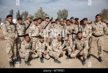 Les formateurs d'espagnol et les forces de sécurité iraquiennes de prendre une photo de groupe à Besmaya Éventail complexe, l'Iraq, le 18 janvier 2017. Besmaya est l'un des quatre Combined Joint Task Force - Fonctionnement inhérents résoudre endroits dédiés à renforcer les capacités des partenaires. Les GFIM-OIR est la Coalition mondiale pour vaincre ISIL en Iraq et en Syrie. (U.S. Photo de l'armée par le Sgt. Joshua Wooten) Banque D'Images