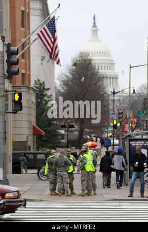 Les soldats de la Garde nationale d'armée du Maryland du 244th Engineer Company se réunissent à un point de contrôle de la circulation dans la région de Washington D.C., le 20 janvier, 2017. Les soldats ont aidé à diriger la circulation et admis les véhicules d'urgence obtenir par intersections plus efficacement. Plus de 400 membres de la Garde nationale Maryland aident à la surveillance des points de contrôle et facilitant les mouvements de foule, ainsi que contribuer à la communication et à la sécurité informatique pour la 58e Cérémonie d'investiture. (U.S. Photo de la Garde nationale par la CPS. Elizabeth Scott) Banque D'Images