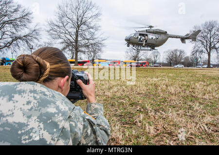 Le sergent de l'armée américaine. Tianna Waite de Portland en Oregon, un radiodiffuseur affecté à la 41e Brigade d'infanterie, l'équipe de combat de la Garde nationale de l'Oregon, capture la vidéo d'un UH-72A Lakota s'envolent à la Garde nationale D.C. Armory, Washington D.C., janvier 19th, 2017. L'équipage de l'UH-72A ont été soutenant la 58e Inauguration présidentielle où Donald J. Trump seront assermentés à titre de la 45e président des États-Unis. 7 500 gardes nationaux de 44 États, les trois territoires et le District de Columbia affecté à la Force opérationnelle D.C. sont d'assurer la gestion du trafic, la gestion des foules, de la sécurité et de la log Banque D'Images