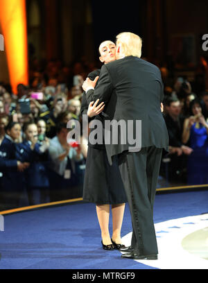 Le président Donald J. Trump baisers Maître de 2e classe Catherine Cartmell sur la joue après leur danse à l'Hommage à nos forces armées Ball au National Building Museum, Washington, D.C., le 20 janvier 2017. L'événement, l'une des trois balles officielles tenues à l'occasion de la 58e Cérémonie d'investiture, a rendu hommage aux membres de toutes les branches des forces armées des États-Unis, ainsi que les premiers intervenants et le personnel d'urgence. (DoD photo par le sgt de l'armée américaine. Kalie Jones) Banque D'Images