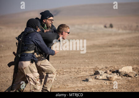 Un entraîneur néerlandais se soit débattu lorsqu'il est arrêté et interrogé pendant une simulation de scénario de contrôle mobile au Camp d'entraînement des Tigres noirs, l'Iraq, le 19 janvier 2017. Les Pays-Bas est l'un des plus de 60 partenaires de coalition qui font partie de la Force opérationnelle interarmées - Fonctionnement résoudre inhérent à la mission de renforcer les capacités des partenaires dédié à la formation des forces de sécurité iraquiennes. Les GFIM-OIR est la Coalition mondiale pour vaincre ISIL en Iraq et en Syrie. (U.S. Photo de l'armée par le Sgt. Josephine Carlson) Banque D'Images