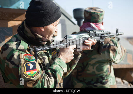 Un soldat peshmergas fournit la sécurité lors d'une opérations militaires en terrain urbain scénario au Camp d'entraînement des Tigres noirs, l'Iraq, le 19 janvier 2017. Formateurs néerlandais et norvégien chargé les soldats peshmergas dans le cadre de la Combined Joint Task Force - Fonctionnement résoudre inhérent à la mission de renforcer les capacités des partenaires dédié à la formation des forces de sécurité iraquiennes. Les GFIM-OIR est la Coalition mondiale pour vaincre ISIL en Iraq et en Syrie. (U.S. Photo de l'armée par le Sgt. Josephine Carlson) Banque D'Images