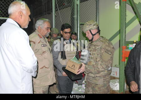 Le général Abdul Razaq Siawash (deuxième à gauche), commandant de l'Armée nationale afghane Medical, a rencontré une équipe de conseillers médicaux et budget de Combined Security Transition Command - Afghanistan (CSTC-A) à Kaboul l'hôpital militaire national pour évaluer les améliorations dans la logistique, et de soutien pour l'Armée nationale afghane Medical Supply Chain Management. Photo de la marine par le lieutenant J.G. Egdanis Torres Sierra, Combined Security Transition Command CSTC-A) Affaires publiques Banque D'Images