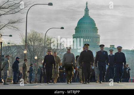 Le leadership militaire américaine mars pendant la parade inaugurale du Département de la Défense répétition générale dans le District de Columbia, le 15 janvier 2017. Environ 5 000 membres ont participé à l'entretien d'éléments musicaux, la couleur des gardes, saluer les batteries et les cordons d'honneur pour le défilé des répétitions. (U.S. Air Force photo par un membre de la 1re classe Valentina Lopez) Banque D'Images