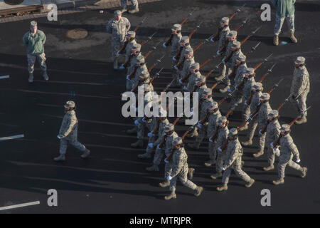 Garde d'honneur de l'US Air Force en mars les membres du ministère de la Défense défilé inaugural répétition générale dans le District de Columbia, le 15 janvier 2017. Le parcours est un peu plus d'un kilomètre et les Forces armées des États-Unis la participation à la parade est une tradition depuis le troisième président des États-Unis, Thomas Jefferson, a pris ses fonctions en 1801. (U.S. Air Force photo par un membre de la 1re classe Valentina Lopez) Banque D'Images