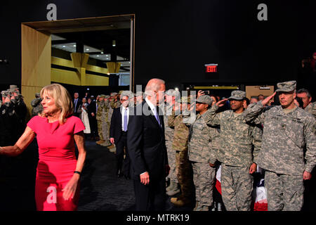 De gauche, Mme Jill Biden et ancien Vice-président américain Joe Biden salue les troupes de la Garde nationale du Delaware à la Chase Center sur le bord de la rivière. Environ 100 aviateurs et soldats ainsi que des dignitaires et de supports s'est avéré au cours de la cérémonie d'accueil Bienvenue à Wilmington, DE., janv. 17. 2017. (U.S. Photo de la Garde nationale aérienne SSgt. Andrew Horgan/libérés) Banque D'Images