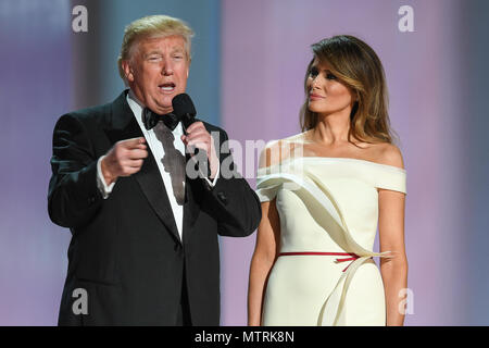 Lors de la 58e cérémonie présidentielle Liberty Ball le 20 janvier 2017, au Walter E. Washington Convention Center à Washington, D.C. le président Donald J. Trump et la première dame Melania Trump se sont adressés aux participants. Le personnel militaire de l'Armée de terre, de la Marine, de la Force aérienne, du corps des Marines et de la Garde côtière affecté à la Force opérationnelle interarmées et à la région de la capitale nationale a fourni un soutien cérémoniel et un soutien de défense aux autorités civiles. L'événement comprenait une participation militaire, des discours officiels et des cérémonies publiques. Banque D'Images