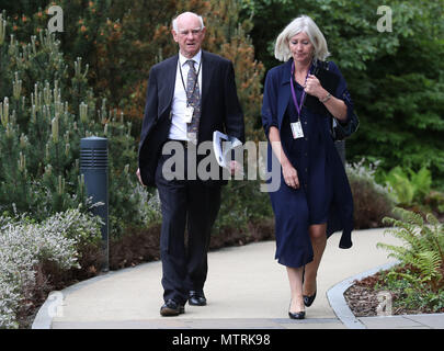 Howard Davies Président RBS RBS et directeur général, Services bancaires personnels Jane Howard, arrivent pour la Royal Bank of Scotland AGM arrivent pour le Royal Bank of Scotland assemblée générale annuelle au Siège de RBS, Gogarburn Edinburgh. Banque D'Images