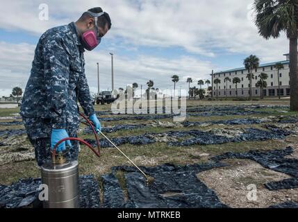 170123-WZ792-022 (janv. 23, 2017)  +101, Floride - Hospital Corpsman 3rd Class Joshua Nieto d'Entomologie Marine Centre of Excellence (NÉCE) Jacksonville, en Floride, s'applique l'insectifuge perméthrine aux uniformes, à la Station Navale de Mayport, Floride le traitement uniforme est l'un des nombreux membres de préparations avant de partir sur la poursuite de promesse 2017 (CP-17). Promesse continue 2017 est un U.S. Southern Command-parrainé et U.S. Naval Forces Southern Command/U.S. 4ème flotte-déploiement effectué pour mener des opérations civiles et militaires y compris l'aide humanitaire, les missions de formation, d'une Banque D'Images