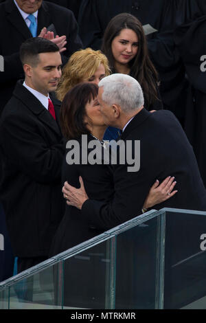 Vice-président Michael Pence embrasse sa femme après avoir été assermenté lors de la 58e Cérémonie d'investiture au Capitole, Washington, D.C., le 20 janvier 2017. Plus de 5 000 membres de toutes les branches des forces armées des États-Unis, y compris les réserves et les composants de la Garde nationale, à condition que l'appui de cérémonie et l'appui de la défense aux autorités civiles au cours de la première période. (DoD photo de Corps des Marines américains Lance Cpl. Cristian L. Ricardo) Banque D'Images