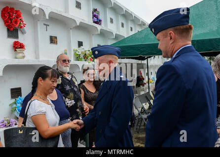 Les hauts dirigeants de la base aérienne d'Andersen exprimer nos condoléances au Lt colonel (ret.) Chuck McManus' enterrement au cimetière d'anciens combattants de Guam, le 26 avril 2017, à Piti, Guam. McManus a participé directement à Linebacker II et il a été le directeur adjoint de plans à Andersen AFB. Linebacker II était une campagne de bombardements intensifs en décembre 1972 commandé par le président Richard Nixon pour persuader les Vietnamiens du Nord pour revenir à la Paris des pourparlers de paix. La campagne a duré 11 jours, a totalisé plus de 700 sorties et plus de 15 000 tonnes de munitions ont été utilisées Banque D'Images