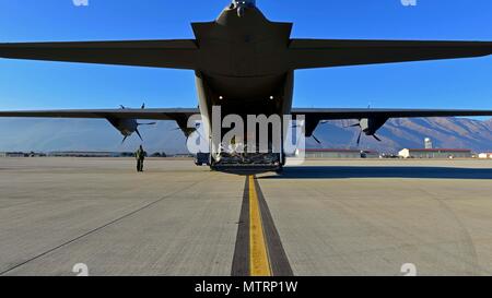 Un Hercules C-130 se prépare à quitter la base aérienne d'Aviano, en Italie pour la baie de Souda, en Grèce le 21 janvier 2017. Environ 300 militaires de la 31e Escadre de chasse et de l'Arizona Air National Guard's 161e Escadre de ravitaillement en vol se sont rendus à la Grèce pour un déploiement d'entraînement en vol avec l'armée de l'air hellénique. (U.S. Photo de l'Armée de l'air par la Haute Airman Cary Smith) Banque D'Images