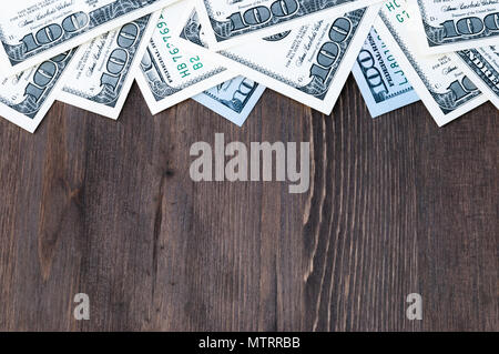 Un cadre de cent dollars en haut et un fond de bois. Banque D'Images