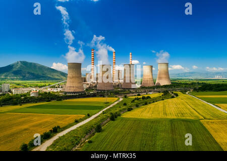 Vue aérienne de l'usine la production d'énergie électrique avec de gros tuyaux à Kozani en Grèce du Nord. Banque D'Images