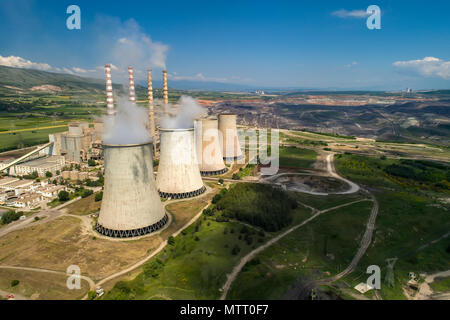 Vue aérienne de l'usine la production d'énergie électrique avec de gros tuyaux à Kozani en Grèce du Nord. Banque D'Images