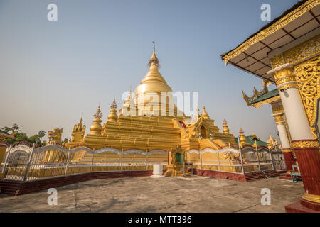 Temple Kuthodaw à Mandalay Birmanie Banque D'Images