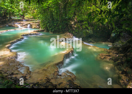 Chutes de Kuang Si à Luang Prabang au Laos Banque D'Images