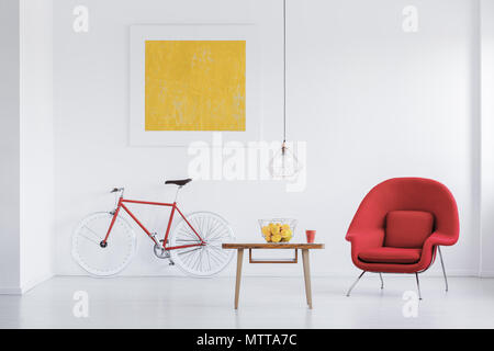 Cette chambre lumineuse avec table en bois avec plateau rouge tasse et citrons frais dans un bol Banque D'Images