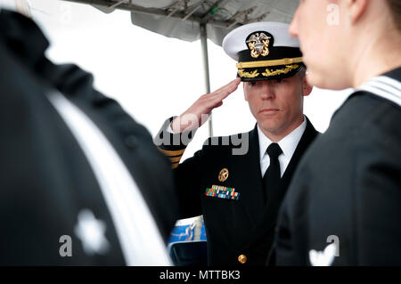 L'USS Sampson (DDG 102) a mené une cérémonie de passation de commandement le 24 mai 2018 à la base navale d'Everett. Le tirage photographique d'archives documente le commandant entrant saluant les compagnons à la fin de la cérémonie. Banque D'Images